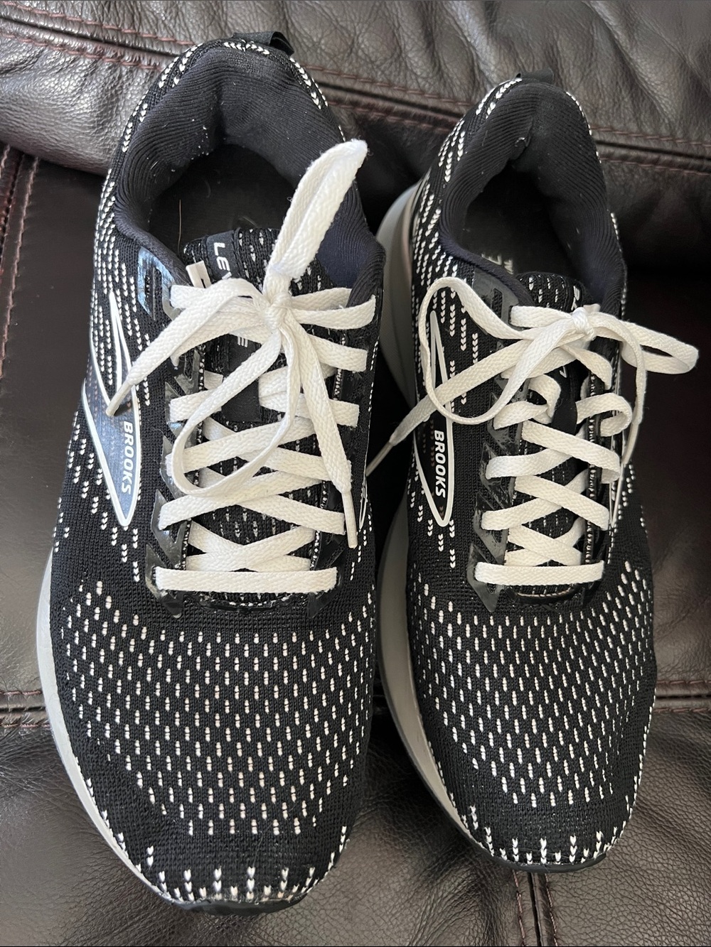 Brooks Black and White Athletic Running Shoes size 9 - Picture 2 of 9